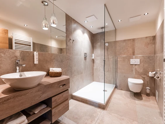 Wellnesshotel: Offenes Badezimmer in Beigetönen - Posthotel Rattenberg - Zimmer | Suiten