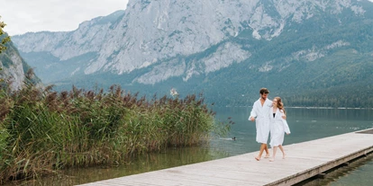 Wellnessurlaub - Schwanenstadt - Liegewiese mit Badesteg nur für Gäste der Seevilla Altausseee - Hotel Seevilla Altaussee