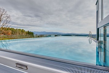 Wellnesshotel: Infinity-Außenpool - Wellness Hotel Zum Bräu