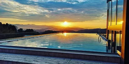 Wellnessurlaub - Klassifizierung: 4 Sterne - Bischofsmais - Außenpool-Ausblick - Wellness Hotel Zum Bräu