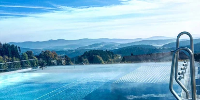 Wellnessurlaub - Klassifizierung: 4 Sterne - Bischofsmais - Panorama Aussenpool ganzjährig beheizt - Wellness Hotel Zum Bräu