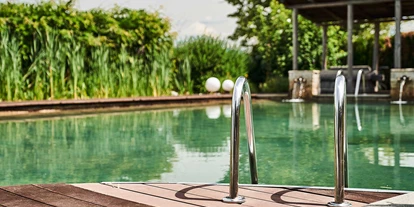 Wellnessurlaub - Klassifizierung: 4 Sterne - Bischofsmais - NAtur-Badeteich - Wellness Hotel Zum Bräu