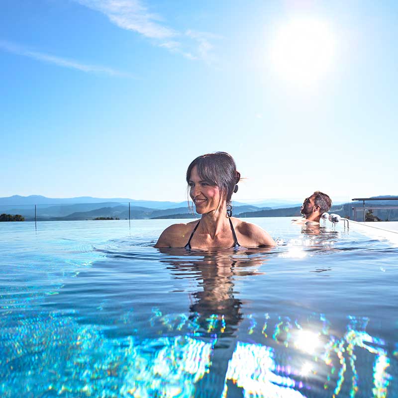 Wellnesshotel: Sprudelliegen im beheizten Außenpool - Wellness Hotel Zum Bräu - Wasser
