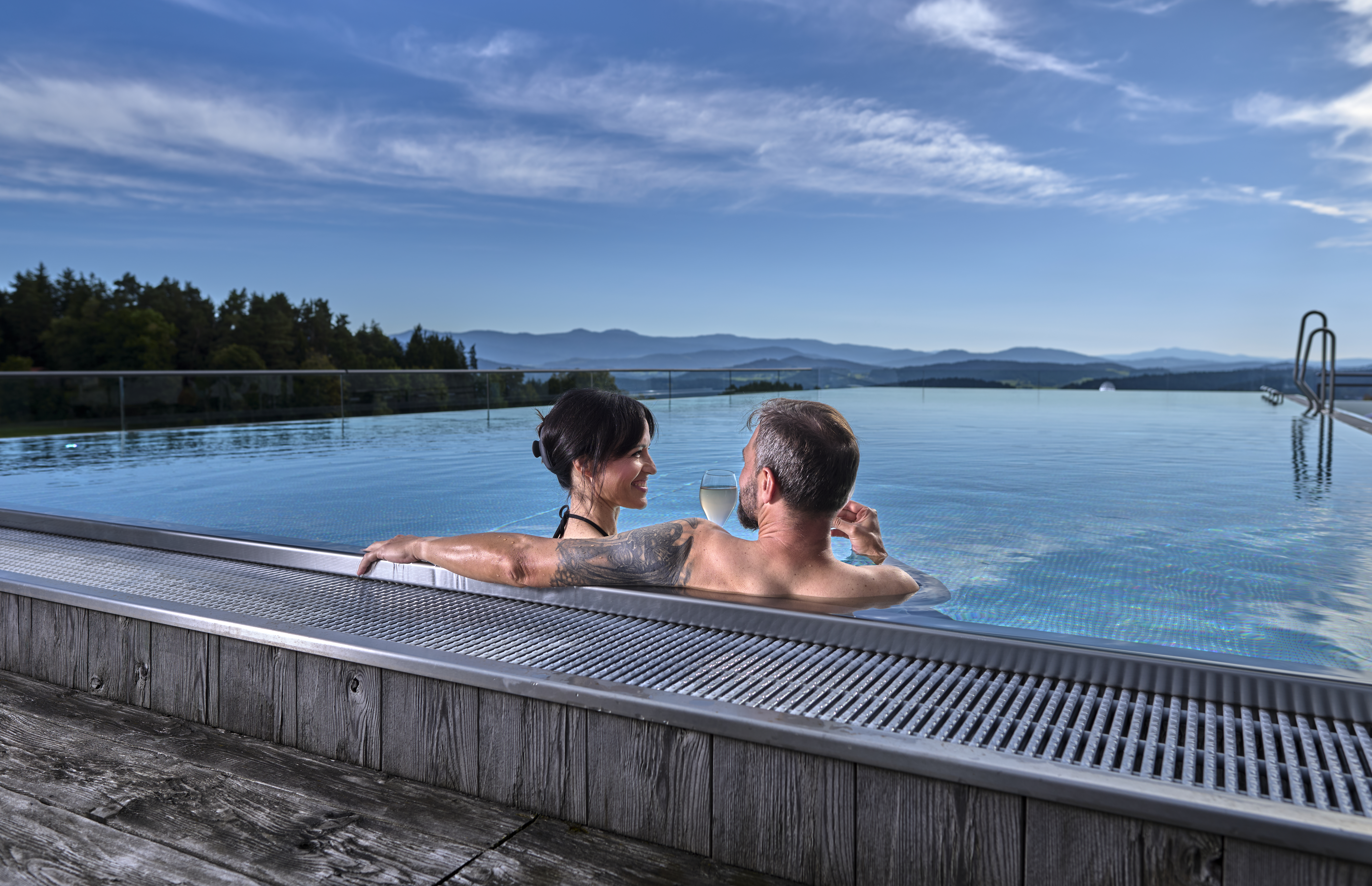 Wellnessurlaub - Lomi Lomi Nui - Infinity-Außenpool mit Panoramablick auf die Bayerwaldberge - Wellness Hotel Zum Bräu