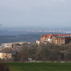 Wellnesshotel: Der Birkenhof*****Spa & Genuss Resort
Blick nach Südwest, im Hintergrund Wackersdorf Industrieanlage - Der Birkenhof Spa & Genuss Resort