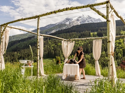 Wellnessurlaub - Day SPA - Altenmarkt im Pongau - Massage mit Bergblick - Berghotel Rehlegg