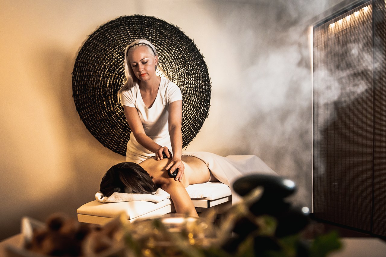 Vulkanlandhotel Legenstein Massagen im Detail Hot Stone Massage