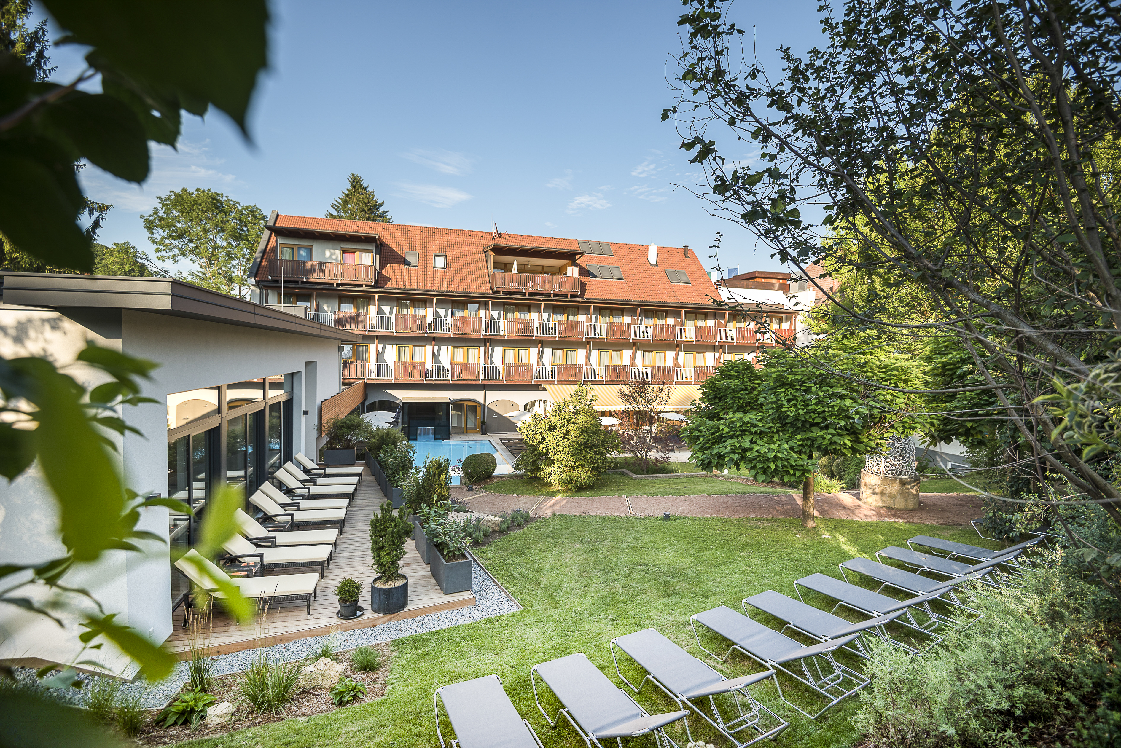 Wellnesshotel: Hotelgarten mit Ruheraum-Terrasse und ganzjährig beheiztem Aussenpool - Vulkanlandhotel Legenstein
