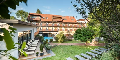Wellnessurlaub - Restaurant - Stegersbach - Hotelgarten mit Ruheraum-Terrasse und ganzjährig beheiztem Aussenpool - Vulkanlandhotel Legenstein