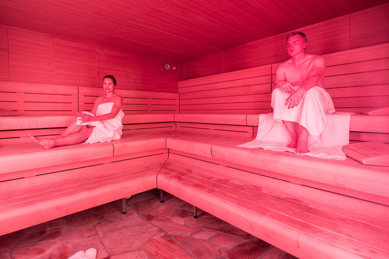 Best Western Plus Kurhotel an der Obermaintherme Saunen und Bäder im Detail Bio-Sauna mit Farblichttherapie (60°C und 50 % Luftfeuchtigkeit)