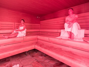 Best Western Plus Kurhotel an der Obermaintherme Saunen und Bäder im Detail Bio-Sauna mit Farblichttherapie (60°C und 50 % Luftfeuchtigkeit)