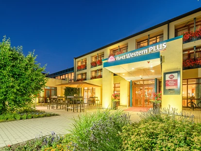 Wellnessurlaub - Verpflegung: Frühstück - Siegmundsburg - Hoteleingang - Best Western Plus Kurhotel an der Obermaintherme