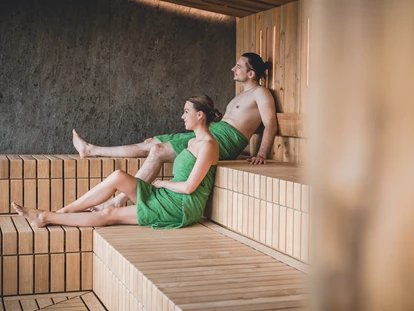 Wellnessurlaub - Bad Aibling - In der Panoramasauna mit Blick auf Reit im Winkl - Gut Steinbach Hotel Chalets SPA