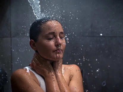 Wellnessurlaub - Bad Aibling - Erlebnis Dusche nach dem Besuch der Sauna - Gut Steinbach Hotel Chalets SPA