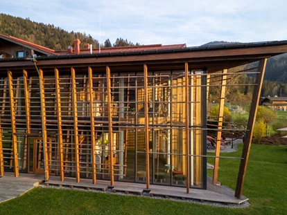 Wellnessurlaub - Bad Aibling - Der imposante Heimat & Natur SPA von außen - Gut Steinbach Hotel Chalets SPA