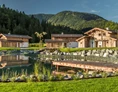Wellnesshotel: Chaletdorf auf Gut Steinbach mit Naturschwimmteich - Gut Steinbach Hotel Chalets SPA