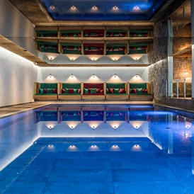 Wellnesshotel: Indoorpool mit 18 Metern Länge - Gut Steinbach Hotel Chalets SPA