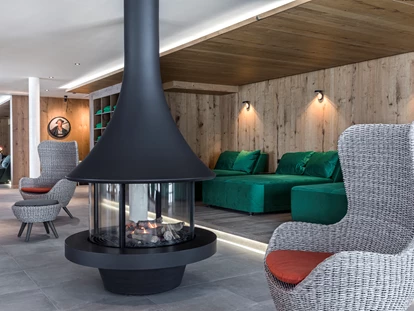 Wellnessurlaub - Bad Aibling - Ruhelounge mit Kaminfeuer im neuen Heimat & Natur SPA - Gut Steinbach Hotel Chalets SPA