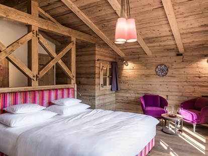 Wellnessurlaub - Bad Aibling - Schlafzimmer in einem der sieben Chalets - Gut Steinbach Hotel Chalets SPA