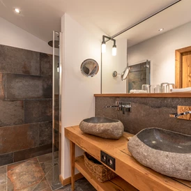 Wellnesshotel: Badezimmer in einem Chalet - Gut Steinbach Hotel Chalets SPA