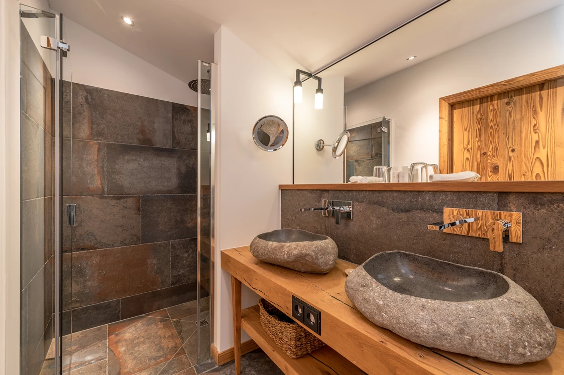Wellnesshotel: Badezimmer in einem Chalet - Gut Steinbach Hotel Chalets SPA