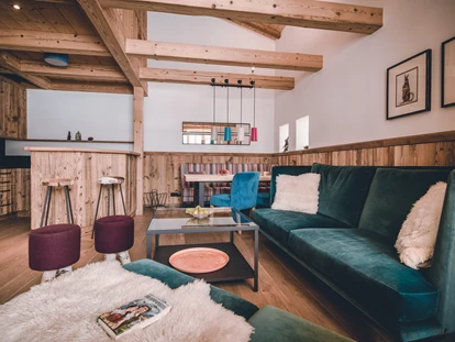 Wellnessurlaub - Bad Aibling - Wohn- und Essbereich eines Chalets - Gut Steinbach Hotel Chalets SPA