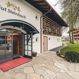 Wellnesshotel: Das Forsthaus und die Rezeption auf Gut Steinbach - Gut Steinbach Hotel Chalets SPA