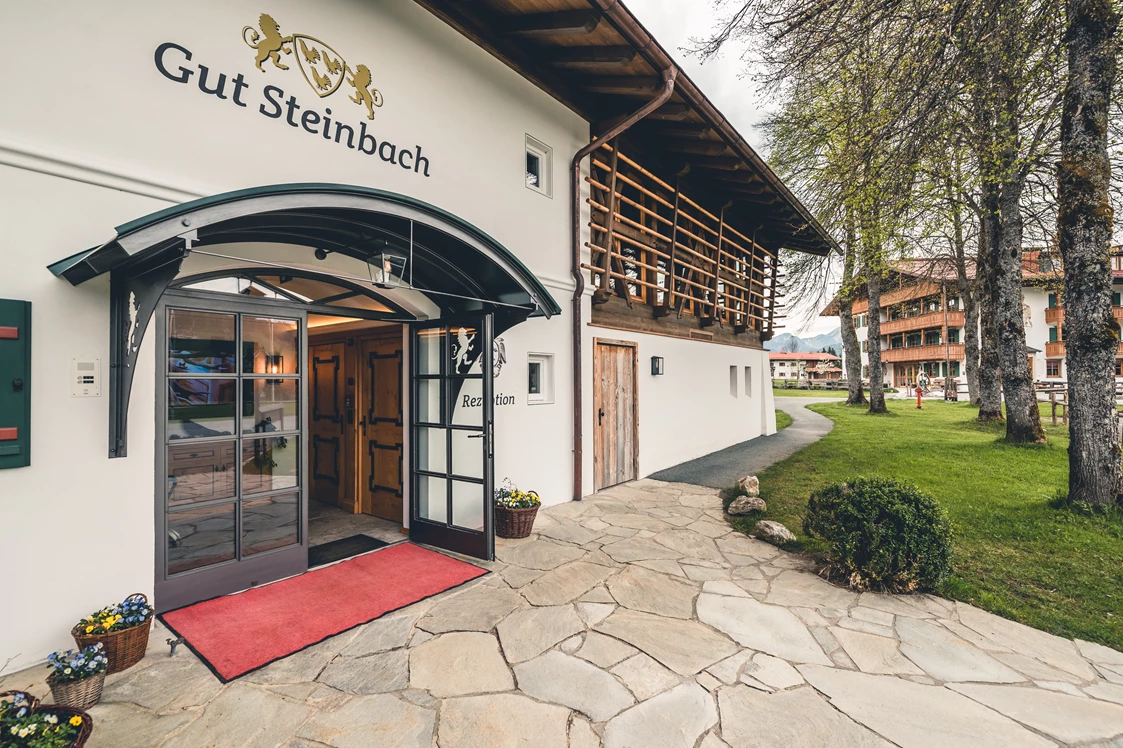 Wellnesshotel: Das Forsthaus und die Rezeption auf Gut Steinbach - Gut Steinbach Hotel Chalets SPA