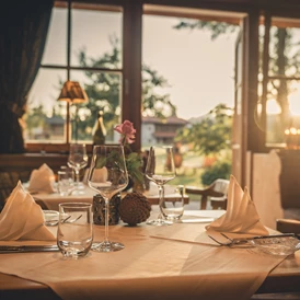 Wellnesshotel: Abendessen mit Sonnenuntergangsromantik - Gut Steinbach Hotel Chalets SPA