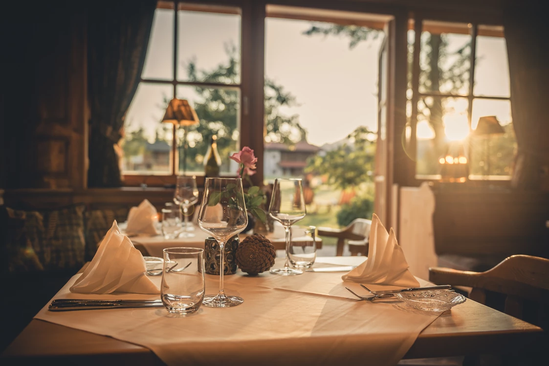 Wellnesshotel: Abendessen mit Sonnenuntergangsromantik - Gut Steinbach Hotel Chalets SPA