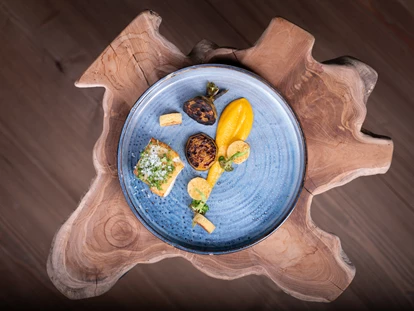 Wellnessurlaub - Bad Aibling - Eines der kreativen Gerichte mit gelber Bete und Zander - Gut Steinbach Hotel Chalets SPA