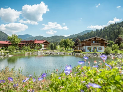 Wellnessurlaub - Bad Aibling - Chaletdorf und Haupthaus mit Natuschwimmteich - Gut Steinbach Hotel Chalets SPA
