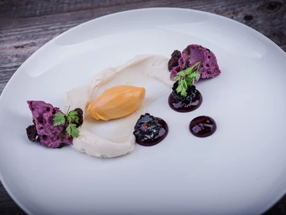 Wellnessurlaub - Bad Aibling - Dessertkreation von Küchenchef Achim Hack - Gut Steinbach Hotel Chalets SPA