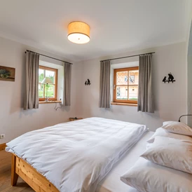 Wellnesshotel: Ein Schlafzimmer im Steinbacher Hof - Gut Steinbach Hotel Chalets SPA