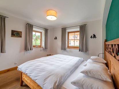 Wellnessurlaub - Bad Aibling - Ein Schlafzimmer im Steinbacher Hof - Gut Steinbach Hotel Chalets SPA