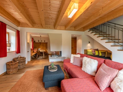 Wellnessurlaub - Bad Aibling - Wohnzimmer der Maisonette Suite im Steinbacher Hof - Gut Steinbach Hotel Chalets SPA