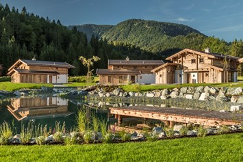 Wellnesshotel: Chaletdorf auf Gut Steinbach mit Naturschwimmteich - Gut Steinbach Hotel und Chalets