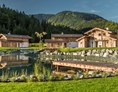 Wellnesshotel: Chaletdorf auf Gut Steinbach mit Naturschwimmteich - Gut Steinbach Hotel und Chalets