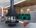 Wellnesshotel: Ruhelounge mit Kaminfeuer im neuen Heimat & Natur SPA - Gut Steinbach Hotel und Chalets