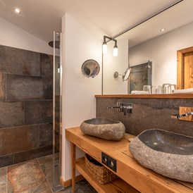 Wellnesshotel: Badezimmer in einem Chalet - Gut Steinbach Hotel und Chalets