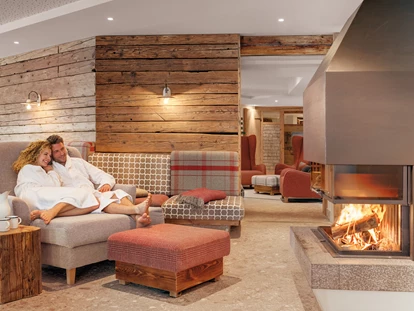 Wellnessurlaub - Fontanella - Ganz nach dem Vorbild der Natur wurde die 1500 m² Alpen Wellnesswelt im Wellnesshotel Oberstdof gestaltet. Natürliche Materialien, ursprüngliches Holz & Steine strahlen eine einzigartige Ruhe und Gelassenheit aus.  - Hotel Oberstdorf