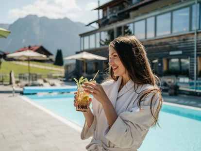 Wellnessurlaub - Fontanella - Im Hotel Oberstdorf genießen Sie den Panoramablick auf die Allgäuer Berge im beheißtem Außen-Sole Pool. Das Wasser hat einen natürlichen Salzgehalt und somit eine heilende und durchblutungsfördernde Wirkung. - Hotel Oberstdorf
