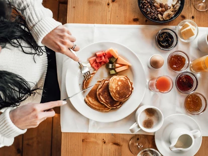 Wellnessurlaub - Fontanella - m Hotel Oberstdorf beginnt jeder Morgen mit einem Highlight, dem einzigartigen Frühstücksbuffet im Restaurant und endet erst am Abend mit einem edlen Whisky in der Kaminbar. - Hotel Oberstdorf
