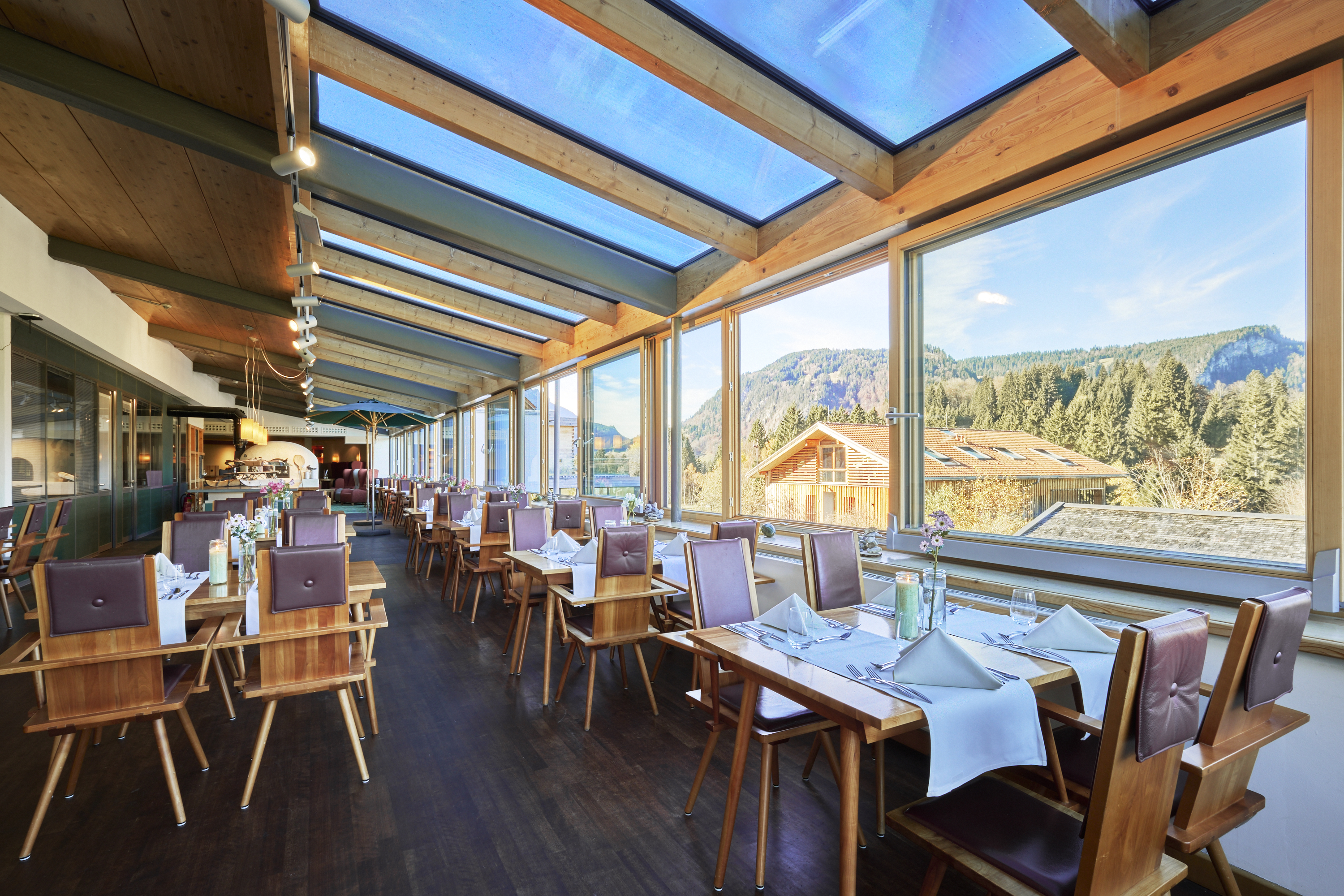 Wellnesshotel: Doppelter Genuss: Lassen Sie sich die kreative Küche und die zahlreichen Köstlichkeiten der Schlemmerbuffets am Panoramafenster mit direktem Blick auf die Allgäuer Berge schmecken. - Hotel Oberstdorf - Kulinarik | Restaurant
