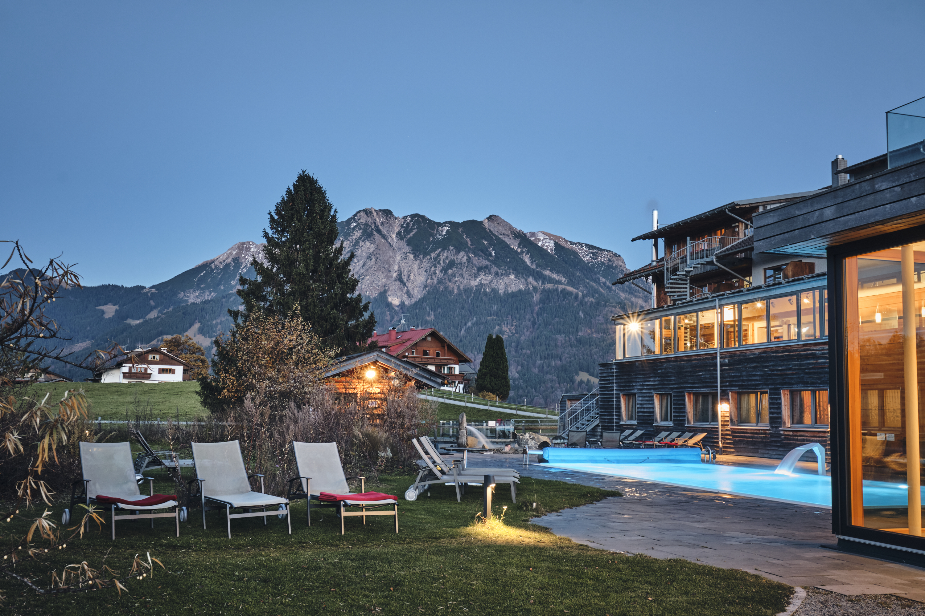 Wellnesshotel: Der ganzjährig beheizte Pool der 1.500qm großen Alpenwellnesswelt lädt auch bei kühlen Temperaturen zum Schwimmen und entspannen ein. - Hotel Oberstdorf - Hotel | Umgebung, Sauna | Spa, Wasser