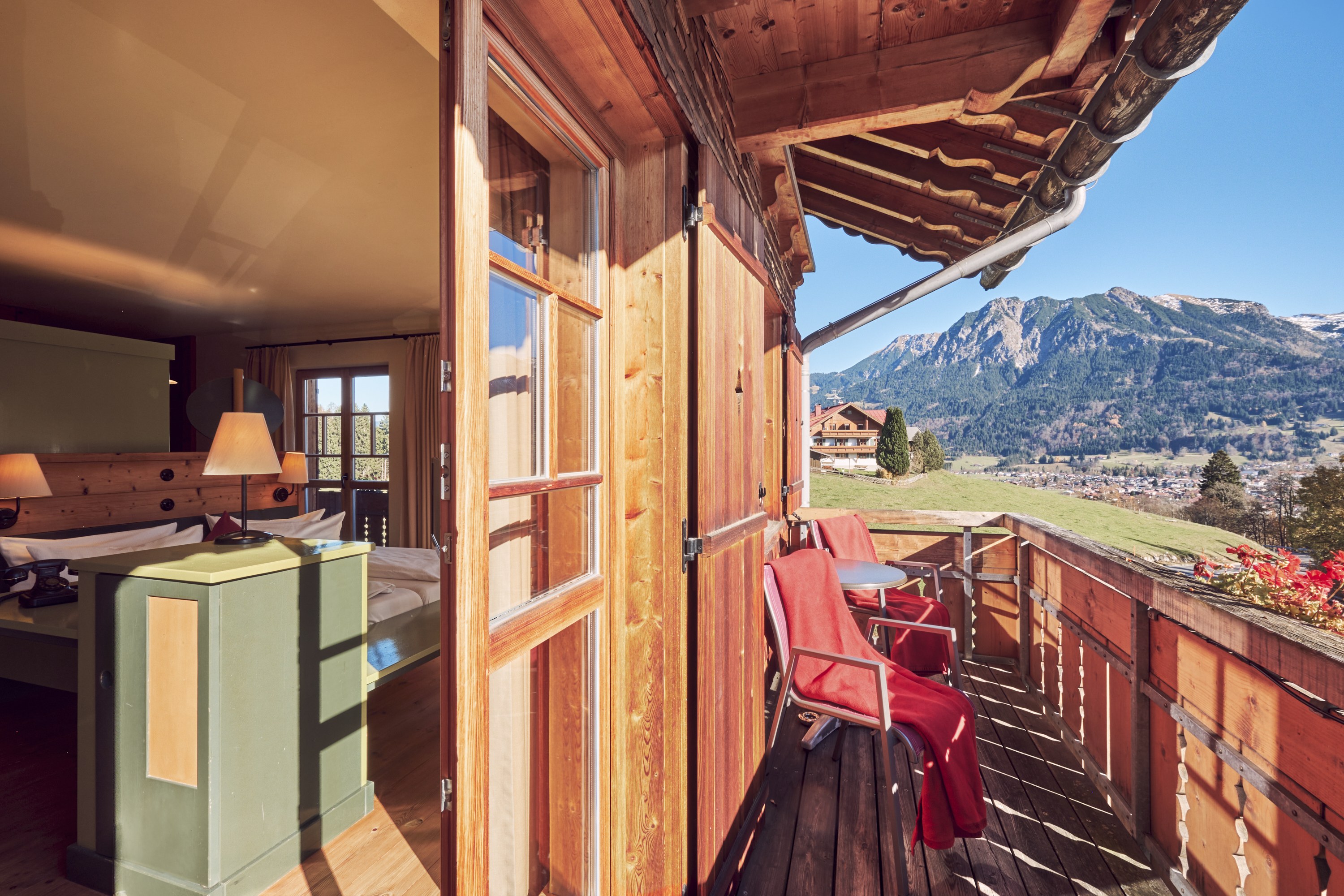 Wellnesshotel: Sonnige Momente auf dem Balkon mit direktem Blick in die Allgäuer Alpen - Hotel Oberstdorf - Hotel | Umgebung, Zimmer | Suiten