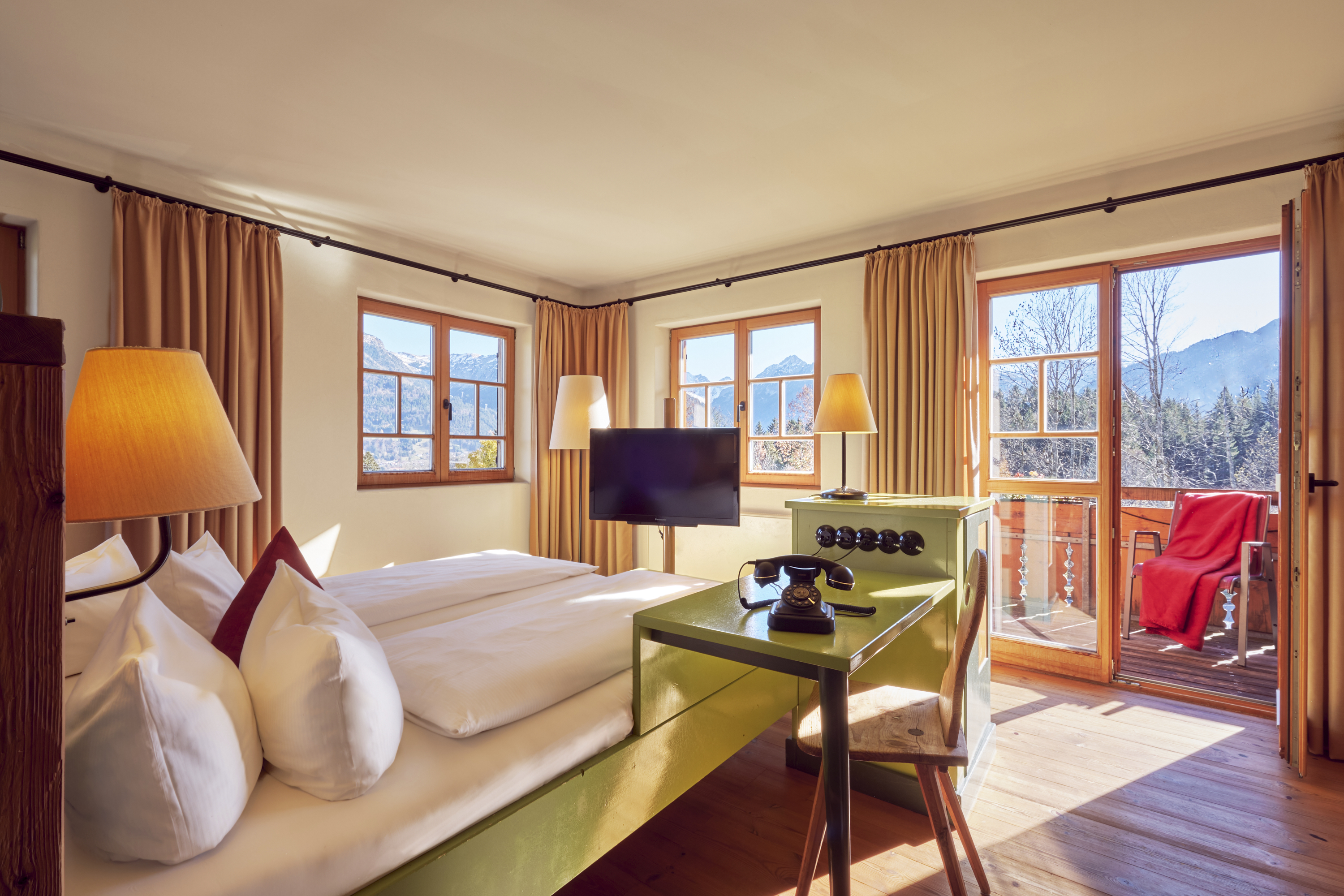 Wellnesshotel: Doppelzimmer "Allgäu Design" mit freistehender Badewanne und großem Balkon. - Hotel Oberstdorf - Zimmer | Suiten