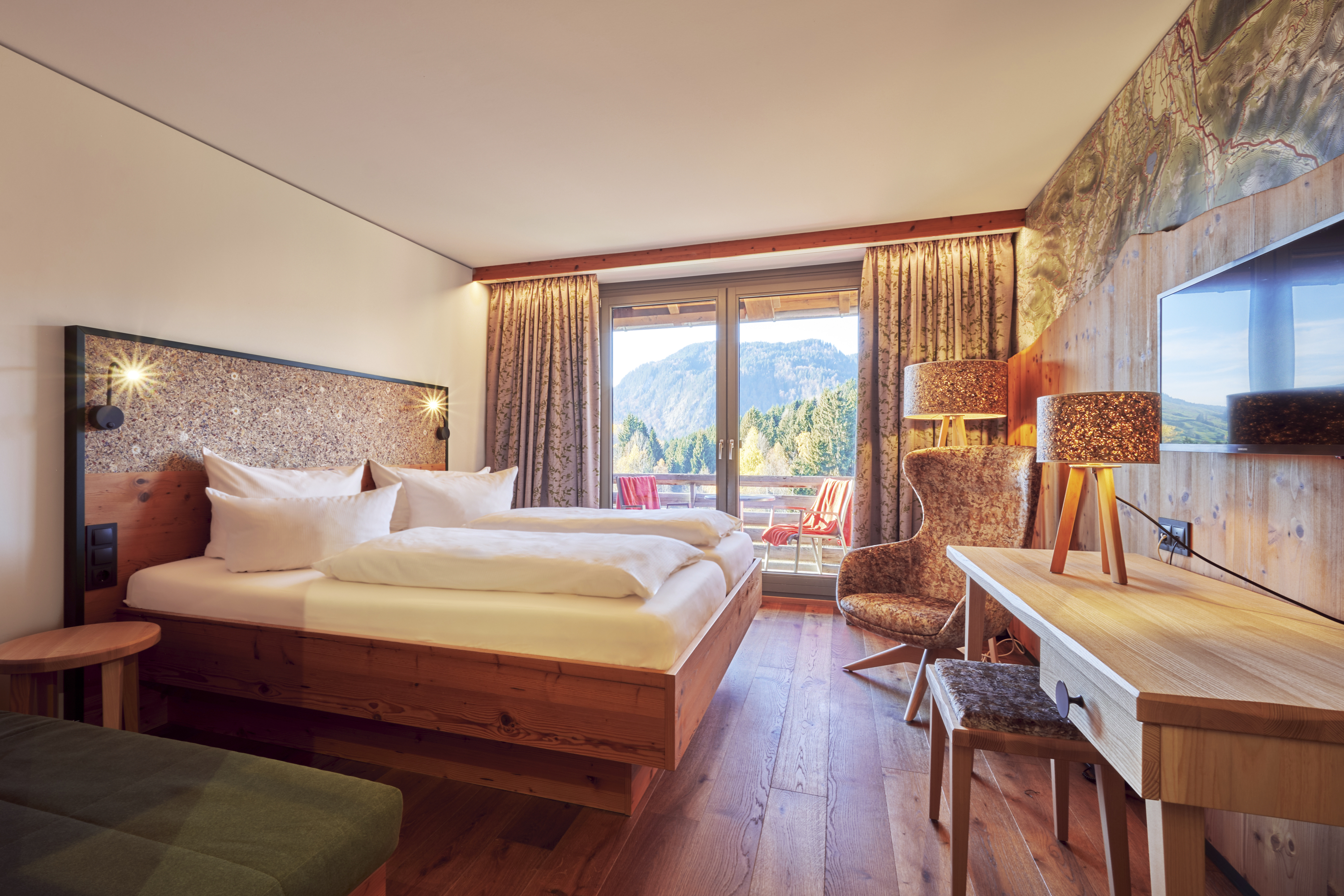 Wellnesshotel: Doppelzimmer "Allgäu Style" im neuen Design mit liebevollen Stilelementen, die das Allgäu selbst im Hotelzimmer erlebbar machen. - Hotel Oberstdorf - Zimmer | Suiten