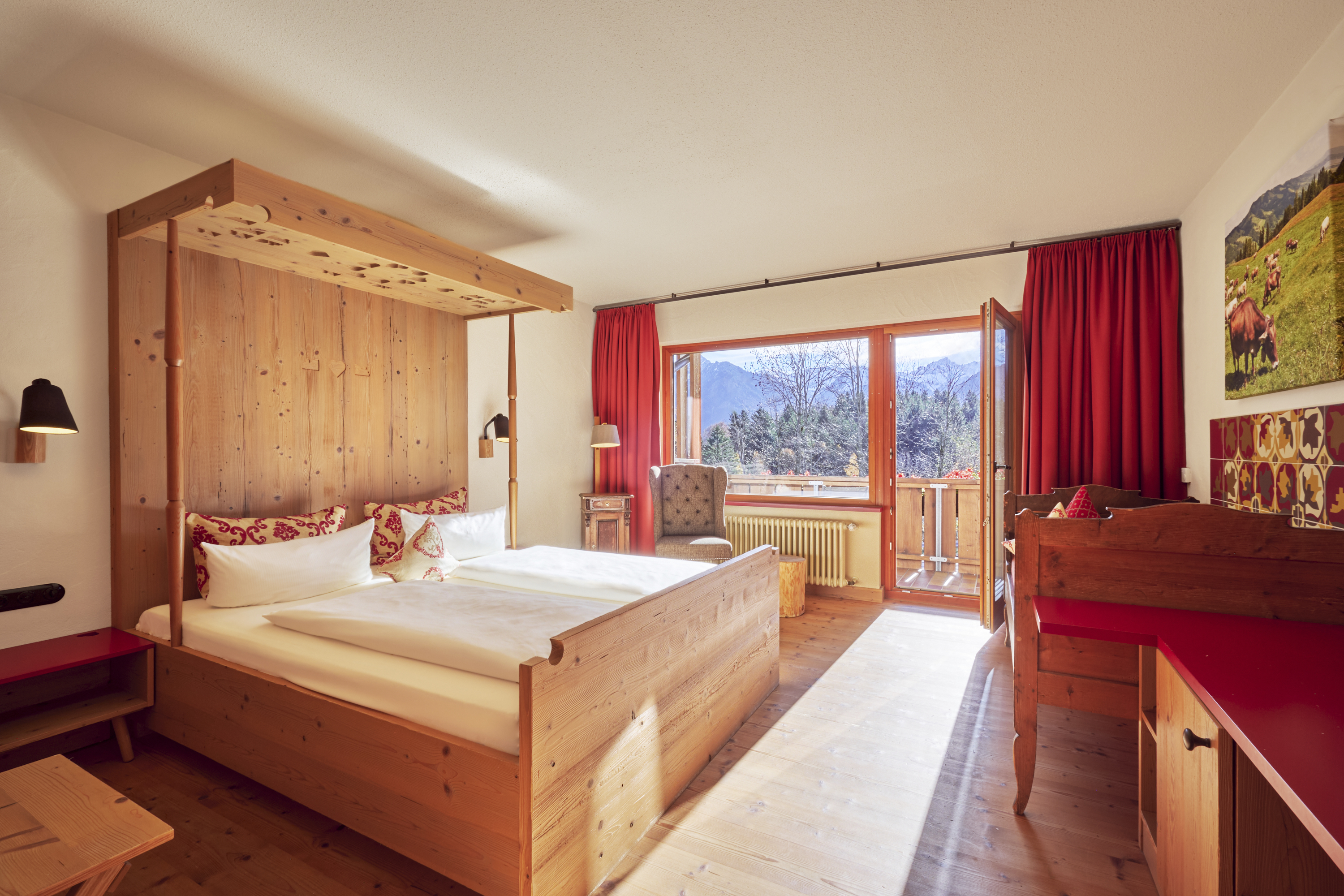 Wellnesshotel: Doppelzimmer "Allgäu Feeling" mit Balkon, Bergblick und gemütlichem Allgäuer Charme. - Hotel Oberstdorf - Zimmer | Suiten