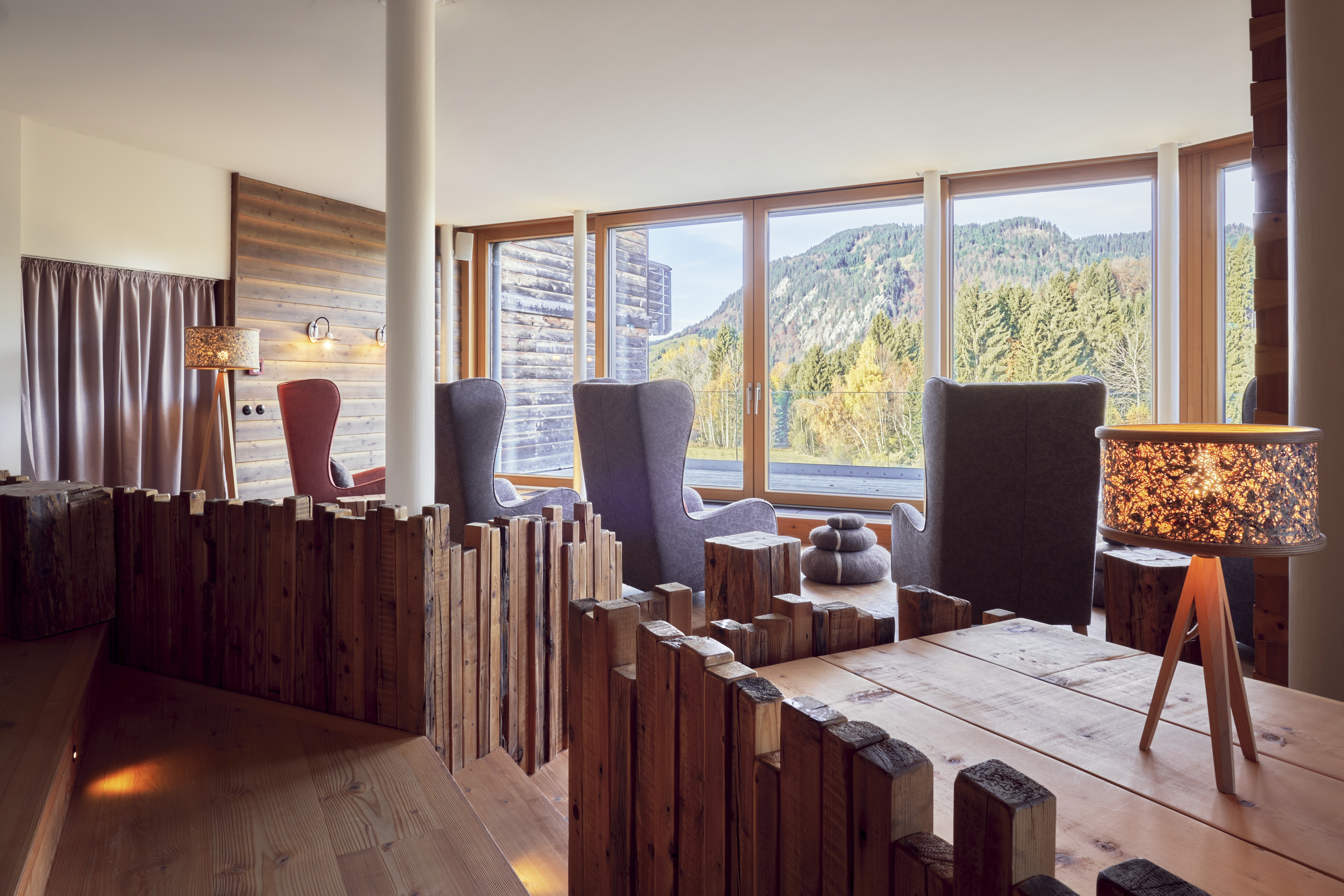 Wellnesshotel: Entspannen Sie im Raum der Stille mit Ausblick auf die Allgäuer Alpen in der 1.500qm großen Alpen Wellnesswelt. - Hotel Oberstdorf - Sauna | Spa